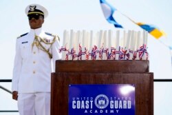 សញ្ញាបត្រ​ត្រូវ​បាន​តម្រៀបសម្រាប់​ចែក​នៅឯ​ពិធី​ប្រគល់​សញ្ញា​បត្រ​នៅបណ្ឌិត​សភាឆ្មាំ​សមុទ្រសហរដ្ឋ​អាមេរិក​ក្នុង​ទី​ក្រុង New London រដ្ឋ Connecticut កាល​ពី​ថ្ងៃ​ទី​១៩ ខែ​ឧសភា ឆ្នាំ​២០២១។ (AP​/Andrew Harnik)