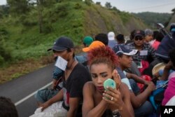 Migrantes transexuales que viajan con la caravana se quejan de discriminación en medio de la travesía rumbo a EE.UU.