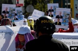 រូបឯកសារ៖ ប៉ូលិសឃ្លាំមើលសកម្មភាពតវ៉ារបស់បុគ្គលិកក្រុមហ៊ុនណាហ្គាវើលដ៍ដើម្បីទាមទារឲ្យក្រុមហ៊ុនទទួលយកបុគ្គលិកដែលត្រូវបានបញ្ឈប់ពីការងារកាលពីឆ្នាំមុនចូលធ្វើការងារវិញ នៅមុខអគាររដ្ឋសភាជាតិ នៅរាជធានីភ្នំពេញ កាលពីថ្ងៃទី ៤ ខែមករា ឆ្នាំ ២០២២។