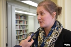 អ្នកស្រី​សាស្ត្រាចារ្យ Kate Seaman អនុ​ប្រធាន​មជ្ឈមណ្ឌល Bahai'I Chair សម្រាប់​សន្តិភាព​ពិភពលោក (ស្រេង លក្ខិណា/VOA)