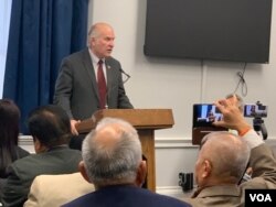 លោក Steve Chabot សមាជិក​សភា​នៃ​គណបក្ស​សាធារណរដ្ឋ​មក​ពីរដ្ឋ​ អូហៃយ៉ូ ចូលរួម​ថ្លែងការណ៍​ក្នុង​ពិធី​ប្រារព្ធ​ខួបលើក​ទី២៨ នៃ​សន្ធិសញ្ញា​សន្តិភាព​ទីក្រុង​ប៉ារីស​នៅ​វិមាន​រដ្ឋសភា​អាមេរិក​កាលពី​ថ្ងៃចន្ទ ទី២១ ខែតុលា ឆ្នាំ២០១៩។ (សុខ ខេមរា/VOA)