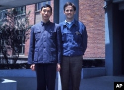 资料照：林培瑞(右)和一位复旦大学教授的合影