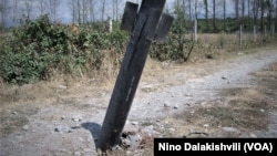 დაბომბვის შემდეგ. გორის მუნიციპალიტეტის სოფელი ფხვენისში. 2008 წლის აგვისტო
