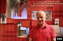 អតីតឯកអគ្គរដ្ឋទូតអាមេរិក Joseph Mussomeli ប្រចាំនៅកម្ពុជាពីឆ្នាំ២០០៥ ដល់ឆ្នាំ២០០៨ ដែលដើរតួនាទីយ៉ាងសំខាន់ក្នុងការនាំពិព័រណ៌អំពីអំពើប្រល័យពូជសាសន៍នៅកម្ពុជាទៅកាន់ សារមន្ទីរចងចាំអំពើប្រល័យពូជសាសន៍របស់សហរដ្ឋអាមេរិកក្នុងរដ្ឋធានីវ៉ាស៊ីនតោន។ (ស្រេង លក្ខិណា/VOA)