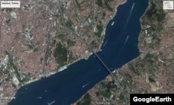 کلوب رینا در نزدیکی پل بزرگ شهر استانبول بر روی تنگه بوسفور قرار دارد