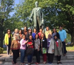 Jolanda M Pandin, nomor 3 dari kanan depan, dosen senior di Cornell University, Ithaca, New York. (Foto: Dokuments Pribadi)