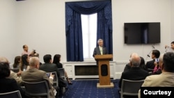 លោក​សមាជិក​សភា Alan Lowenthal នៃ​គណបក្ស​ប្រជាធិប​តេយ្យ​មក​ពីរដ្ឋ​កាលីហ្វ័រញ៉ា​ចូលរួម​ថ្លែងការណ៍​ក្នុង​ពិធី​ប្រារព្ធ​ខួប​លើក​ទី២៨ នៃ​សន្ធិសញ្ញា​សន្តិភាព​ទីក្រុង​ប៉ារីស​នៅ​វិមាន​រដ្ឋសភា​អាមេរិក​កាលពី​ថ្ងៃចន្ទ​ទី២១ ខែតុលា ឆ្នាំ ២០១៩។ (រូបថតផ្តល់ឲ្យ)