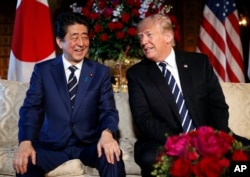 Predsednik Donald Tramp i japanski premijer Šinzo Abe osmehuju se tokom sastanka u Trampovom privatnom odmaralištu Mar-a-Lango, 17. aprila 2018, u Palm Biču, Florida.