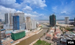 ទិដ្ឋភាពសំណង់អគារធំៗនៅទីក្រុងភ្នំពេញ។ ពាក់កណ្តាលនៃការ​បណ្តាក់ទុនរបស់ចិននៅកម្ពុជា គឺផ្តោតលើវិស័យអចលនទ្រព្យ។