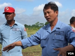 លោក​ អ៊ុច​ អូន​ អនុប្រធាន​នាយកដ្ឋាន​ផែនការ​ និង​ប្រតិបត្តិ​នៃមជ្ឈមណ្ឌល​សកម្មភាព​កំចាត់​មីន​កម្ពុជា​ កាលពី​ថ្ងៃ​ទី​២៨​ ខែ​កក្កដា​ ឆ្នាំ​២០១៦​ ប្រាប់​ក្រុម​អ្នក​ព័ត៌មាន​អំពី​ការ​ទម្លាក់​គ្រាប់​បែក​ចង្កោម​ពី​យន្ត​ហោះចម្បាំងផ្ទុះ​គ្រាប់បែក​ B-52​ នៅឃុំ​ជីរោពីរ​ ស្រុក​ត្បូងឃ្មុំ​ ខេត្តត្បូង​ឃ្មុំ។​ (ហ៊ុល រស្មី/​VOA)