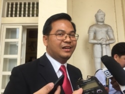 រូបឯកសារ៖ លោក ជិន ម៉ាលីន អ្នកនាំពាក្យ​ក្រសួង​យុត្តិធម៌ ថ្លែង​ប្រាប់​អ្នកសារព័ត៌មាន​ក្រោយ​បញ្ចប់​កិច្ច​ប្រជុំនៅ​ក្រសួង​យុត្តិធម៌ នាថ្ងៃ​ទី​២១​ ខែ​កុម្ភៈ ឆ្នាំ​២០១៧។ (កាន់ វិច្ឆិកា/VOA)