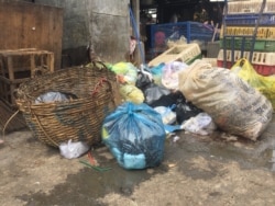 គំនរ​សំរាម​ដែល​ប្រជាពលរដ្ឋ​បាន​យក​មក​បោះចោល​នៅ​ផ្សារ​អូរឬស្សី ក្នុង​រាជធានី​ភ្នំពេញ ថ្ងៃទី១៧ កញ្ញា ២០២១ ។ (មាស មល្លិកា/វីអូអេ)