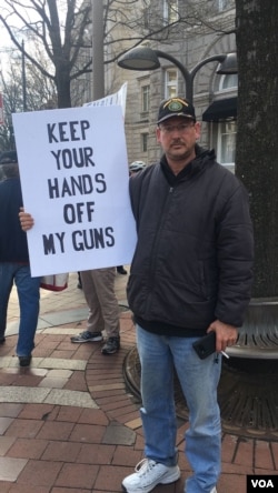 Brandon Howard, presidente del Partido Republicano en Hopewell, Virginia, defiende el derecho a portar armas en Washington D.C. Foto: irene Serrano, VOA.