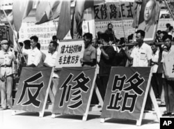 中苏分裂后，中共抨击苏共是修正主义。文革初期，红卫兵把苏联使馆所在的街道改名为反修路。（1966年8月）