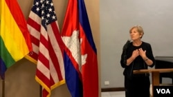 អ្នកស្រី Rebecca Black ប្រធាន​ស្តីទី​នៃ​ទីភ្នាក់ងារ​ជំនួយ​សហរដ្ឋ​អាមេរិក (USAID) ថ្លែង​នៅក្នុង​ការប្រារព្ធ​ការជួបជុំ​ដើម្បី​អបអរ​ ខែមោទនភាព​សម្រាប់​អ្នកស្រឡាញ់​ភេទ​ដូចគ្នា ឬ ខែមោទនភាព Pride Month ដែល​ធ្វើឡើង​នៅ​ឯ​និវេសនដ្ឋាន​របស់​ស្ថានទូត​អាមេរិក នៅ​ថ្ងៃទី២៦ ខែមិថុនា ឆ្នាំ២០១៩។ (នៅ វណ្ណារិន/VOA)