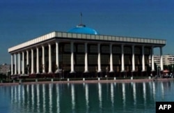 Vatandagi manzara: Partiyalar bir-birini tanqid qilayotganidan xursand, xalqning dardi kimga kerak?