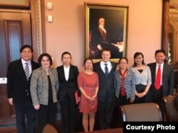 到华盛顿寻求美国协助要求中国政府释放丈夫的3位中国维权律师妻子，以及台湾人权工作者李明哲妻子李净瑜及国际救援小组，2017年5月19日在白宫会见国安会资深主任博明、国安会中国事务主任布瑞等人。右起第三人为金变玲。