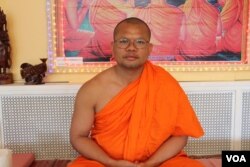 ព្រះ​តេជគុណ យ៉ាញ់ ទោន ក្នុង​កម្មវិធីរំឭក ខួប​ ១០ ឆ្នាំ​នៃ​សេចក្ដី​ប្រកាស​របស់​អង្គ​ការសហ​ប្រជាជាតិ​ស្ដី​ពី​សិទ្ធិ​របស់​ជន​ជាតិ​ដើម នៅ​វត្ត​ខ្មែរ​សូរិយរង្សី ក្នុង​ទីក្រុង​ Philadelphia រដ្ឋ Pennslyvania សហរដ្ឋ​អាមេរិក​ កាល​ពី​ថ្ងៃសៅរ៍ ទី២៩ ខែ​មេសា ឆ្នាំ ២០១៧។ (សឿន វឌ្ឍនា/VOA)