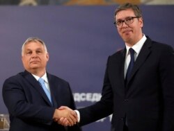Predsednik Srbije Aleksandar Vučić, desno, razgovara sa premijerom Mađarske Viktorom Orbanom, nakon konferencije za štampu u Beogradu, 8. jula 2021. (Foto: AP, Darko Vojinović)