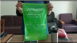 Kantong pengiriman (mailer bag) ramah lingkungan produksi PT Saesha Bunga Indo. (Foto: video screenshot/PT Saesha Bunga Indo)