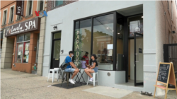 Para pengunjung di Papadon di Astoria, Queens, New York. (Foto: VOA Indonesia)