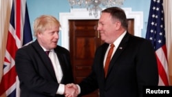El secretario de Estado, Mike Pompeo, derecha, saluda al ministro de Exteriores británico, Boris Johnson en Washington el 8 de mayo.
