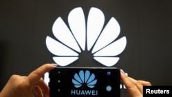 一支手機螢幕上顯示的華為標誌。 (資料照：)