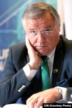 Kemal Kozarić je na Ekonomski fakultet u Sarajevu došao na poziv tadašnjeg dekana Veljka Trivuna. Kozarić je danas dekan ovog fakulteta.