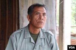 Chin Choy, 65, Champey commune councilor in Takeo provincial Bati district, defected to the ruling Cambodian People’s Party (CPP) amid threats to dissolve the opposition CNRP party, Takeo province, Cambodia, November 1, 2018. (Sun Narin/VOA Khmer)