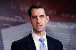 លោក Tom Cotton ថ្លែង​នៅ​ក្នុង​សន្និសីទ​កាសែត​មួយ​ស្តីពី​ច្បាប់​អន្តោប្រវេសន៍​នៅ​វិមាន​សភា Capitol Hill កាលពី​ថ្ងៃទី១២ ខែកុម្ភៈ ឆ្នាំ២០១៨ នៅ​ក្នុង​រដ្ឋធានី​វ៉ាស៊ីនតោន។