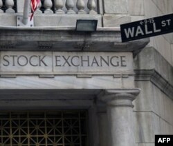 Uoll Strit (Wall Street) - Nyu-Yorkda qimmatbaho qog'ozlar bozori joylashgan ko'cha. Sarmoya va savdo sohasi haqida gap ketsa, mana shu yer nazarda tutiladi.