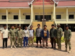 ​លោក អ៊ូច ឡេង លោក ហេង ស្រស់ លោក ម៉ែន ម៉ាត់ លោក ហេង រុន និង​លោក តង ជាង ដែលជាសកម្មជន​បរិស្ថាន ត្រូវបានឃាត់ខ្លួនក្នុង​តំបន់​ដែនជម្រក​សត្វព្រៃឡង់ ខេត្តក្រចេះ​កាលពីថ្ងៃសុក្រ។ (រូបថតដោយក្រសួងបរិស្ថាន)