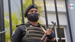 Un agente de seguridad pública en las afueras del tribunal electoral. Foto Houston Castillo, VOA.