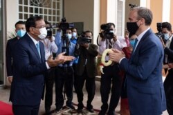 រដ្ឋមន្ត្រី​ការបរទេស​ចក្រភព​អង់គ្លេស​លោក Dominic Raab ត្រូវ​ស្វាគមន៍ដោយលោក ប្រាក់ សុខុន ឧបនាយករដ្ឋមន្ត្រី រដ្ឋមន្ត្រីការបរទេស​និងសហប្រតិបត្តិការអន្តរជាតិ​កម្ពុជា​ នៅ​ក្រសួង​ការ​បរទេសក្នុង​រាជធានី​ភ្នំពេញ​ នៅថ្ងៃទី២៣ ខែមិថុនា ឆ្នាំ២០២១។