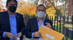 រូប​ឯកសារ៖ លោក អេង ឆៃអ៊ាង ​(ស្តាំ) ​អនុប្រធាន​គណបក្សសង្គ្រោះ​ជាតិ​ដែល​ត្រូវ​រំលាយ និង​អតីត​សមាជិក​រដ្ឋសភា​នៃ​បក្ស​នេះ លោក ឡុង រី កាន់ញត្តិនៅក្បែរស្ថានទូតកម្ពុជា​ក្នុងរដ្ឋធានីវ៉ាស៊ីនតោន។ (ម៉ែន គឹមសេង/វីអូអេ)