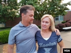 Paul y Britta Schwartz de Wyoming, Ohio, enviaron condolencias a la familia de Otto Warmbier.