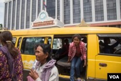 People from Kampong Speu province gather at the Ministry of Land Management, Urban Planning and Construction to file against Phnom Penh Sugar Company on Friday, August 12, 2016 in Phnom Penh. (Leng Len/VOA Khmer)