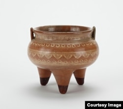 Yaponiyalik Hozan Bunzo ijodidan. Isiriq, dorivor o'tlarni tutatish uchun qo'llanadigan idish.