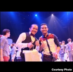 យុវជន សុខ ឌីណា​ និង ណែម សុផា ពេល​ទទួល​សញ្ញាប័ត្រ​ពី​សាលា​សៀក​ជាតិ​នៅ​ទីក្រុង Montreal ប្រទេស​កាណាដា​ កាលពី​ឆ្នាំ២០១៦។ ​(រូបថត៖ ណែម​ សុផា)