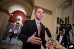 El representante demócrata por California Adam Schiff dice que no apoya dinero para el muro, pero que respalda la seguridad fronteriza.