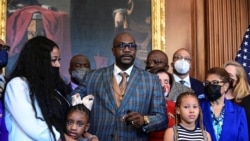 Filonis Flojd, brat Džordža Flojda, razgovara sa novinarima pre susreta sa Nensi Pelosi, predsedavajućom Predstavničkog doma, 25. maja 2021.