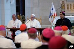 El papa Francisco se reúne con los obispos de Panamá y las naciones centroamericanas en la iglesia San Francisco de Asis, en Ciudad de Panamá, el 24 de enero de 2019.