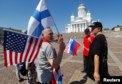 Partidarios del presidente de EE.UU., Donald Trump expresan su apoyo al mandatario en la Plaza del Senado de Helsinki, durante la cumbre entre Trump y el presidente ruso Vladimir Putin. Finlandia, 16 de julio de 2018. REUTERS / Ints Kalnins -
