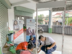 បុគ្គលិក​សាលាវេស្ទើនអន្តរជាតិ កំពុង​ធ្វើក្លោងទ្វារ​សុវត្ថិភាព សម្រាប់​ដាក់​ប្រើប្រាស់​នៅក្នុង​សាលា នៅសាលាវេស្ទើនអន្តរជាតិ ទីក្រុងភ្នំពេញ ថ្ងៃទី​៨ ខែកក្កដា ឆ្នាំ​២០២០។ (ធីតា វីន/វីអូអេ)