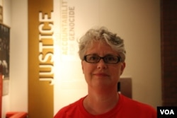 អ្នកស្រី Helen Wedgewood ពលរដ្ឋ​អាមេរិកាំង​មក​ពី​ទីក្រុង Apache Junction រដ្ឋ Arizona បាន​អញ្ជើញ​មក​ទស្សនា​សារមន្ទីរ​ចង​ចាំ​អំពើ​ប្រល័យ​ពូជសាសន៍​របស់​សហរដ្ឋអាមេរិក​ក្នុង​រដ្ឋធានី​វ៉ាស៊ីនតោន អំឡុង​ពេល​ទិវា Memorial Day កាលពី​ថ្ងៃទី២៩ ខែ​ឧសភា ឆ្នាំ២០១៧។ (ស្រេង លក្ខិណា/VOA Khmer)