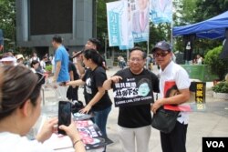 2019年6月9日反逃犯条例修法大游行前支持者和支联会主席何俊仁合影 （美国之音申华拍摄）