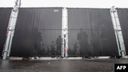 در مقایسه با کشورهای اروپایی، عبور از مرز امریکا-کانادا بسیار آسان است