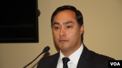 សមាជិក​សភា​អាមេរិក លោក Joaquin Castro ដែល​ជា​សហ​ប្រធាន​ស្ថាបនិក​នៃ​ក្រុមការងារ​សភា​ទទួល​កិច្ចការ​អាស៊ាន (សាយ មុន្នី/ VOA)