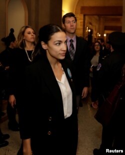 La representante demócrata por Nueva York Alexandria Ocasio-Cortez defendió comentarios de la representante Ilhan Omar sobre Israel.