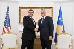 Metju Palmer i Hašim Tači pre današnjeg razgovora (Foto: VOA)